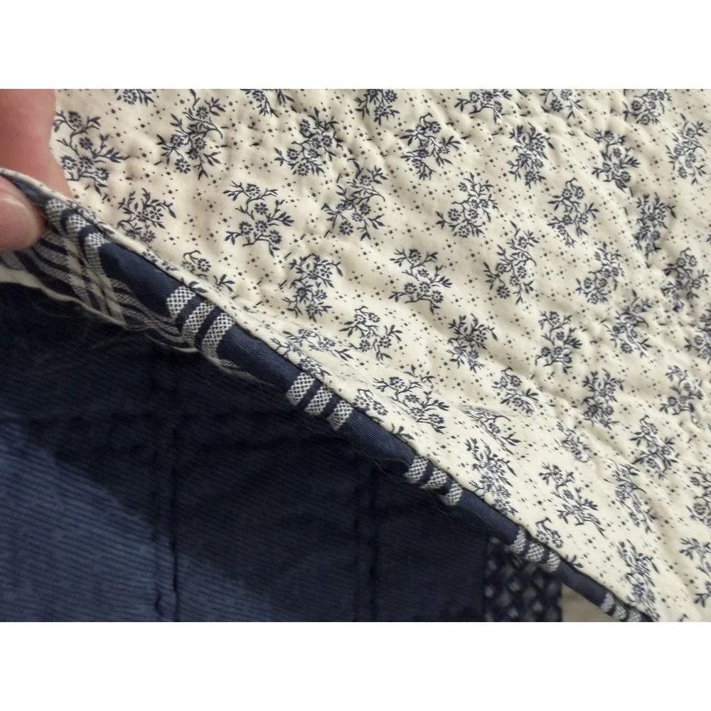 Vintage Quilt Queen Size 92 x 98 Embroidered Leaf, Country Pattern Cottagecore